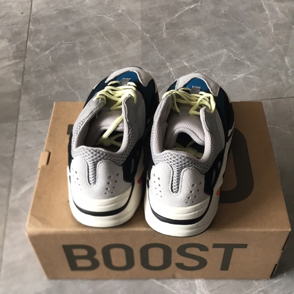 Yeezy Boost 700 - Picture 3 of 6
